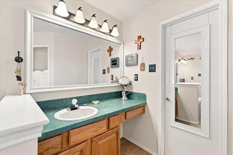 Bath - 11555 Plainview Rd, Krum, TX 76249 photo 3 of 6