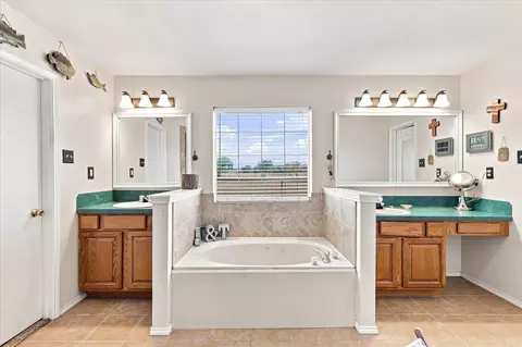 Bath - 11555 Plainview Rd, Krum, TX 76249 photo 1 of 6