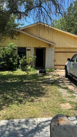 422 N Holiday Dr, Grand Prairie, TX 75052