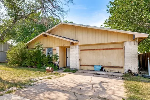 422 N Holiday Dr, Grand Prairie, TX 75052