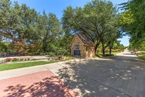 1190 Whispering Oaks Dr, Desoto, TX 75115