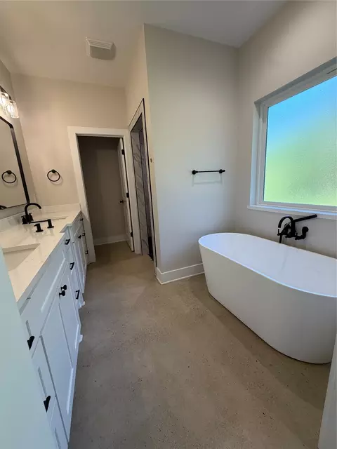 Bath - 304 Lake Rd, Plain Dealing, LA 71064 photo 3 of 4