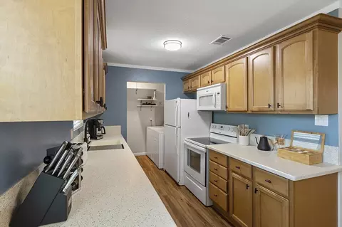 Kitchen - 308 Hickory Dr, Tool, TX 75143 photo 2 of 4