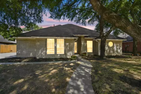 907 Red Oak Dr, Mansfield, TX 76063