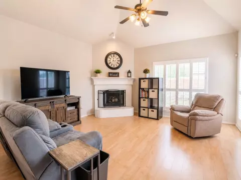 4712 Feldman Dr, Carrollton, TX 75010