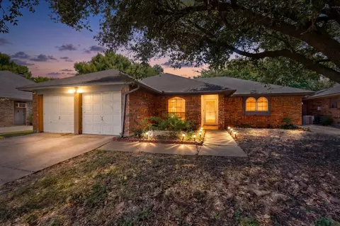 6403 Running Creek Dr, Arlington, TX 76001