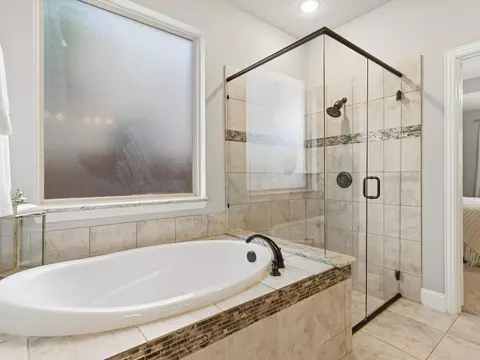 Bath - 100 Griffith Ct, Euless, TX 76039 photo 3 of 5