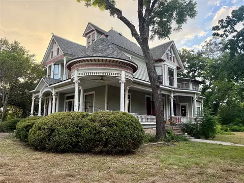 221 E Bridge St, Granbury, TX 76048