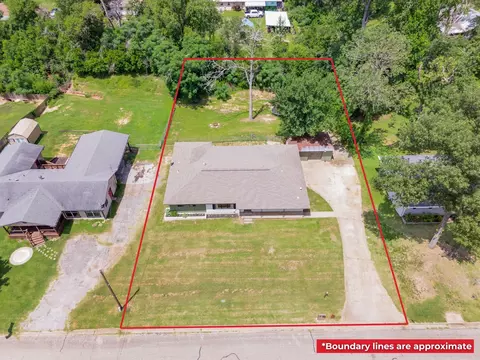 137 Gardner Dr, Palestine, TX 75803