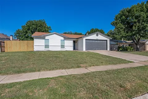 1013 N Knowles Dr, Saginaw, TX 76179