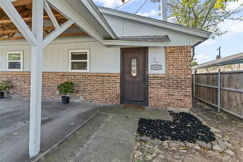 5117 Curzon Ave, Fort Worth, TX 76107