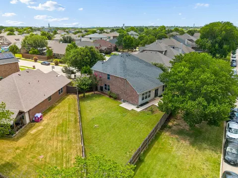 3800 Windy Point Dr, Denton, TX 76208