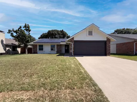220 Creekwood Ln, Fort Worth, TX 76134