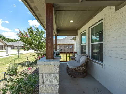 Exterior - 956 Sam St, Springtown, TX 76082 photo 7 of 10