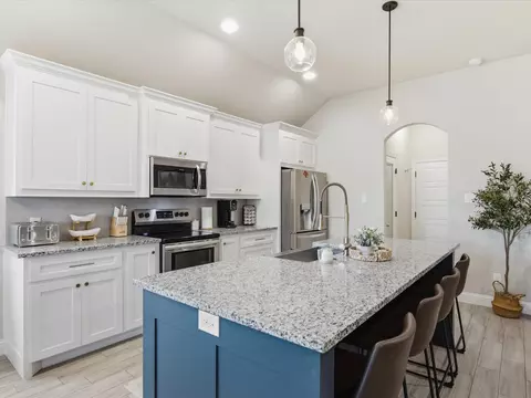 Kitchen - 956 Sam St, Springtown, TX 76082 photo 2 of 5