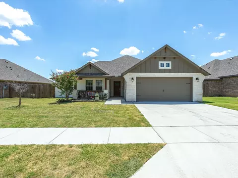 Exterior - 956 Sam St, Springtown, TX 76082 photo 4 of 10
