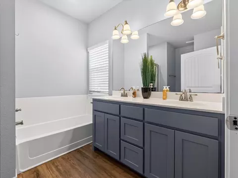 Bath - 792 E Northside Dr, Pilot Point, TX 76258 photo 1 of 4