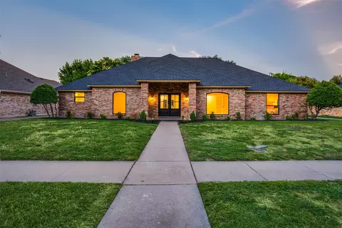 9904 Wandering Way St, Benbrook, TX 76126