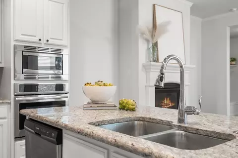 Kitchen - 932 Parkside Dr, Argyle, TX 76226 photo 4 of 4