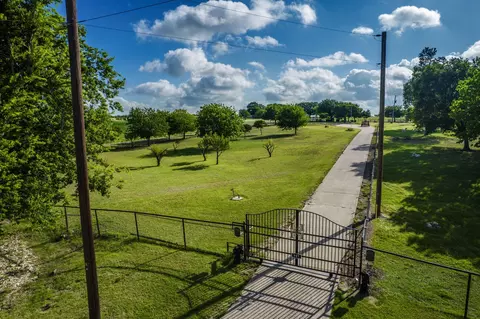 945 Lone Elm Rd, Waxahachie, TX 75167