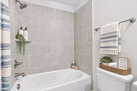 Bath - 423 Rose Ave, Cleburne, TX 76033 photo 3 of 5