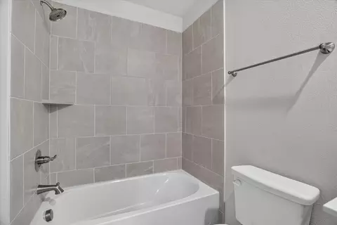 Bath - 423 Rose Ave, Cleburne, TX 76033 photo 4 of 5