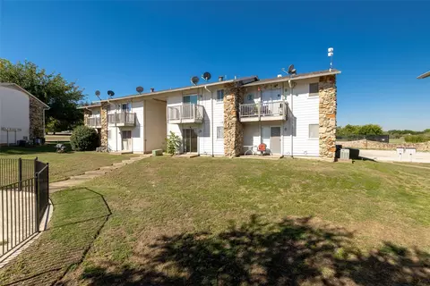 104 Harbor Dr #111, Runaway Bay, TX 76426