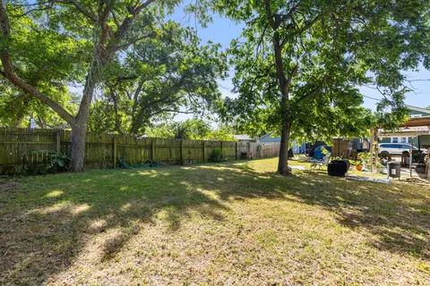 Exterior - 413 S Tyler St, Mcgregor, TX 76657 photo 9 of 11