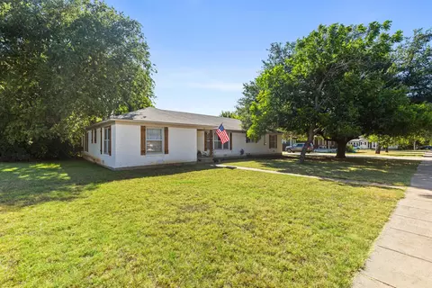 Exterior - 413 S Tyler St, Mcgregor, TX 76657 photo 2 of 11