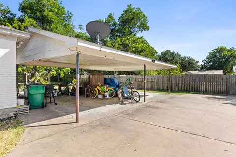 Exterior - 413 S Tyler St, Mcgregor, TX 76657 photo 6 of 11