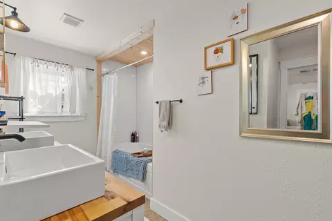 Bath - 413 S Tyler St, Mcgregor, TX 76657 photo 2 of 4