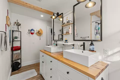 Bath - 413 S Tyler St, Mcgregor, TX 76657 photo 3 of 4