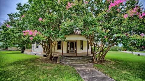 400 S Broad St, Saint Jo, TX 76265