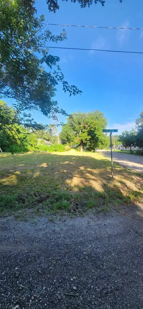 1210 St John St, Greenville, TX 75401