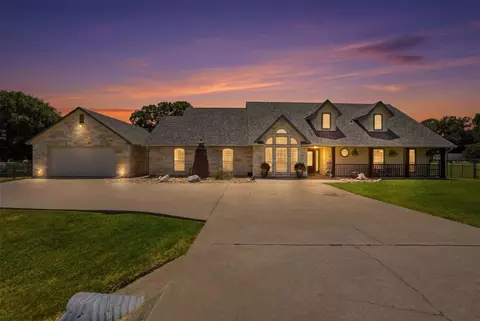 3102 Walnut Creek Pkwy, Granbury, TX 76049