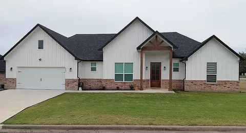 604 E 4th St, Muenster, TX 76252