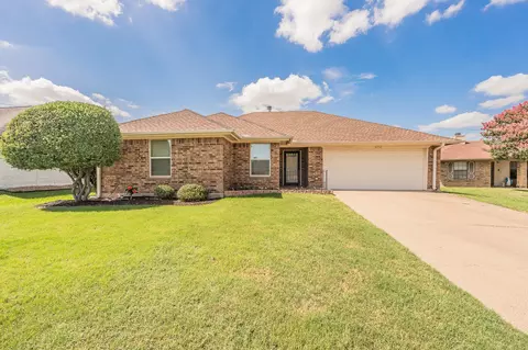 8252 Lesley Ln, Watauga, TX 76148