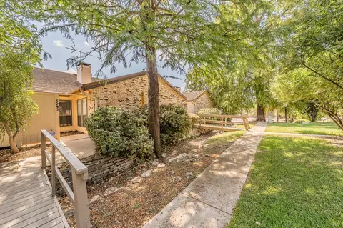 5945 Chimney Wood Cir, Fort Worth, TX 76112