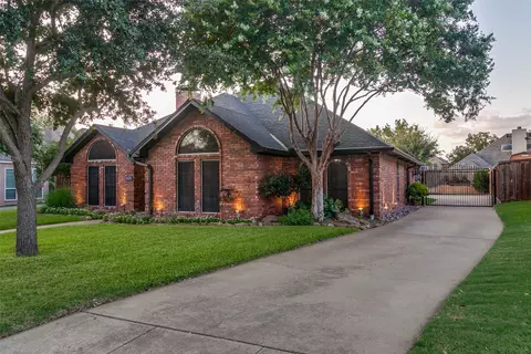 336 Shadow Wood Ln, Hurst, TX 76054