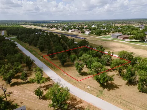 913 E Landings Dr, Granbury, TX 76049