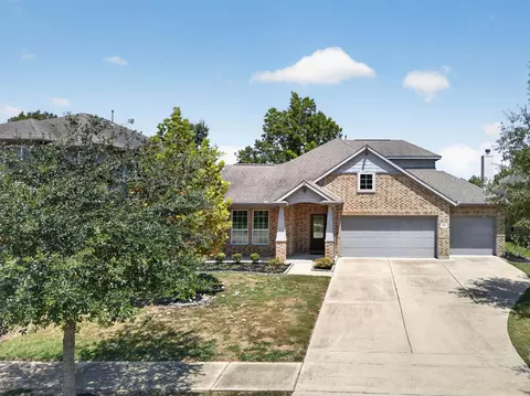 114 Woodridge Xing, Clute, TX 77531