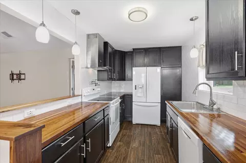 Kitchen - 6572 Ridglea Dr, Watauga, TX 76148 photo 2 of 4