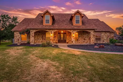 910 Mallard Pointe Dr, Granbury, TX 76049