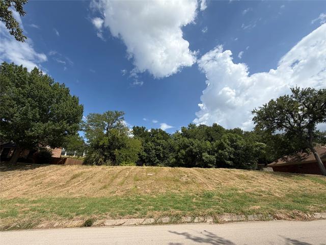 18 Thornhill Rd, Benbrook, TX 76132