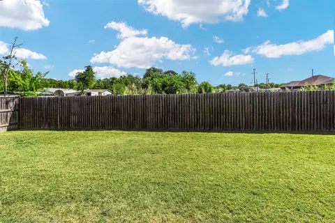 Exterior - 591 Eubank St, Mabank, TX 75147 photo 4 of 5