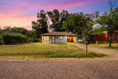 302 Gene Autry Dr, Tioga, TX 76271