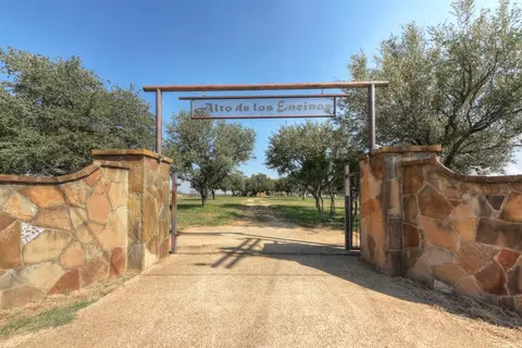 6887 Von Ormy Rd, Von Ormy, TX 78073 photo 2