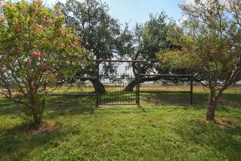6887 Von Ormy Rd, Von Ormy, TX 78073 photo 21