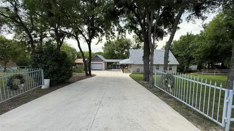 407 S Lakewood Cir, Lake Bridgeport, TX 76426
