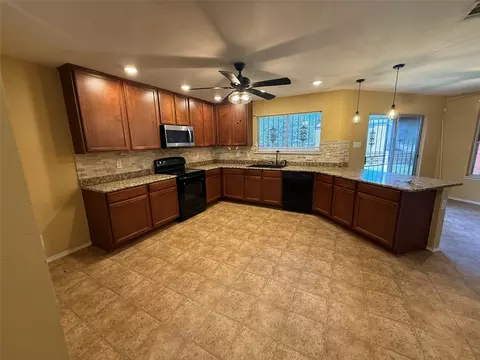 1329 Falcon Dr, Grand Prairie, TX 75051